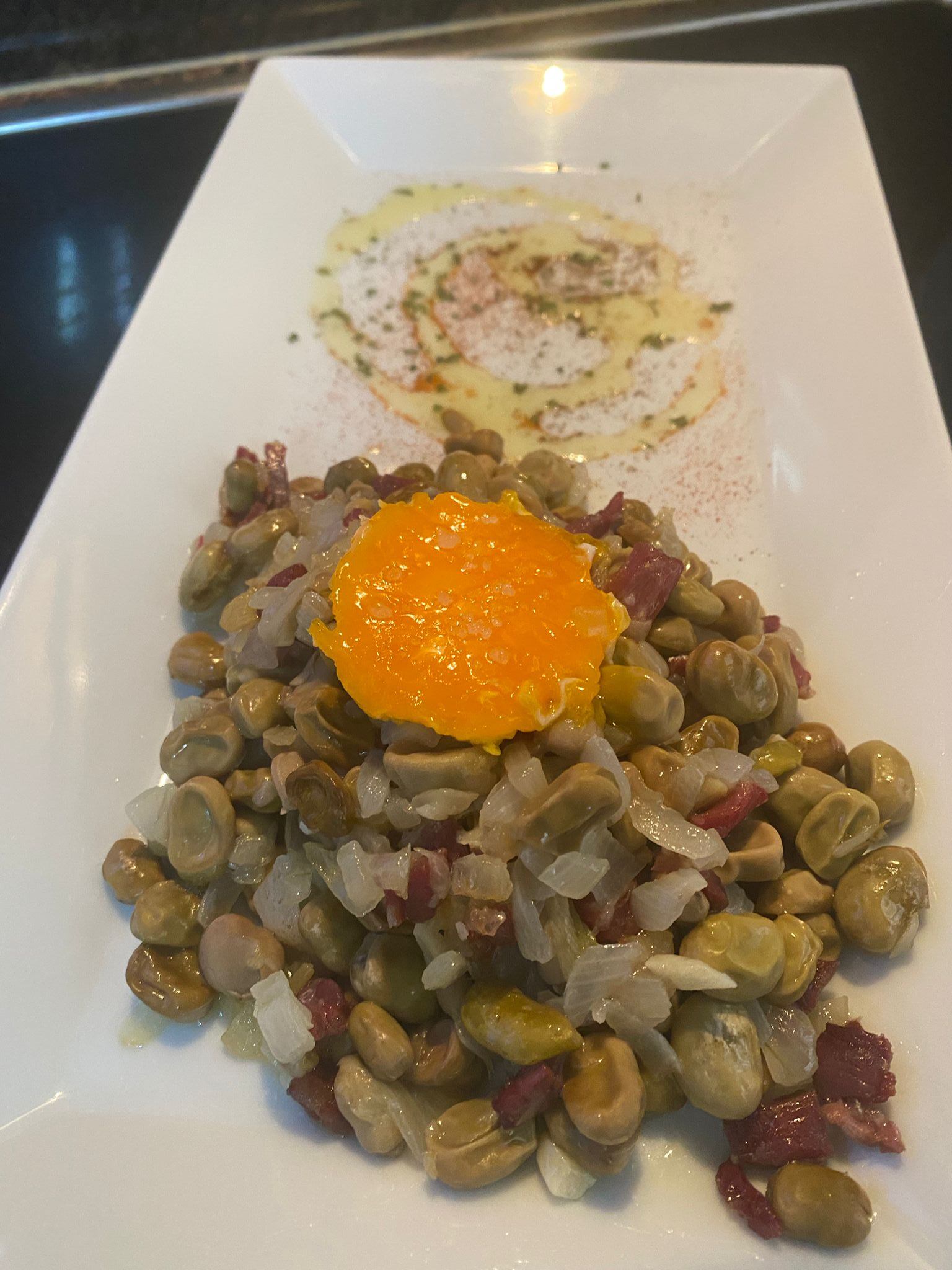 Habitas baby con yema y jamón.