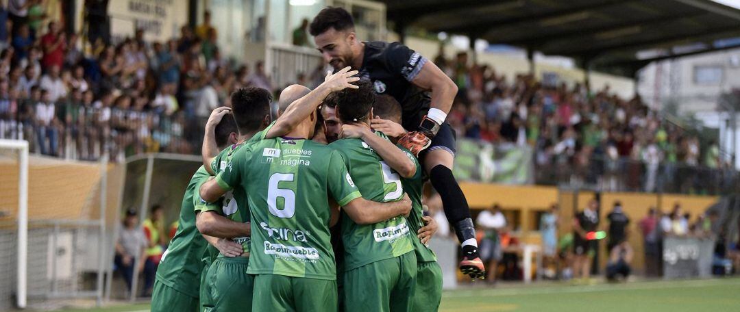 Los jugadores del Atlético Mancha Real, entre ellos Jorge Sánchez, celebran un tanto.