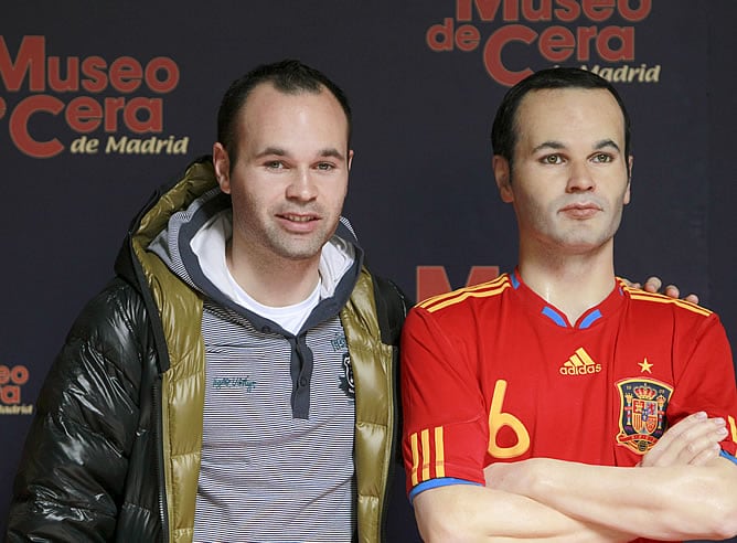 Iniesta, junto a su réplica en cera