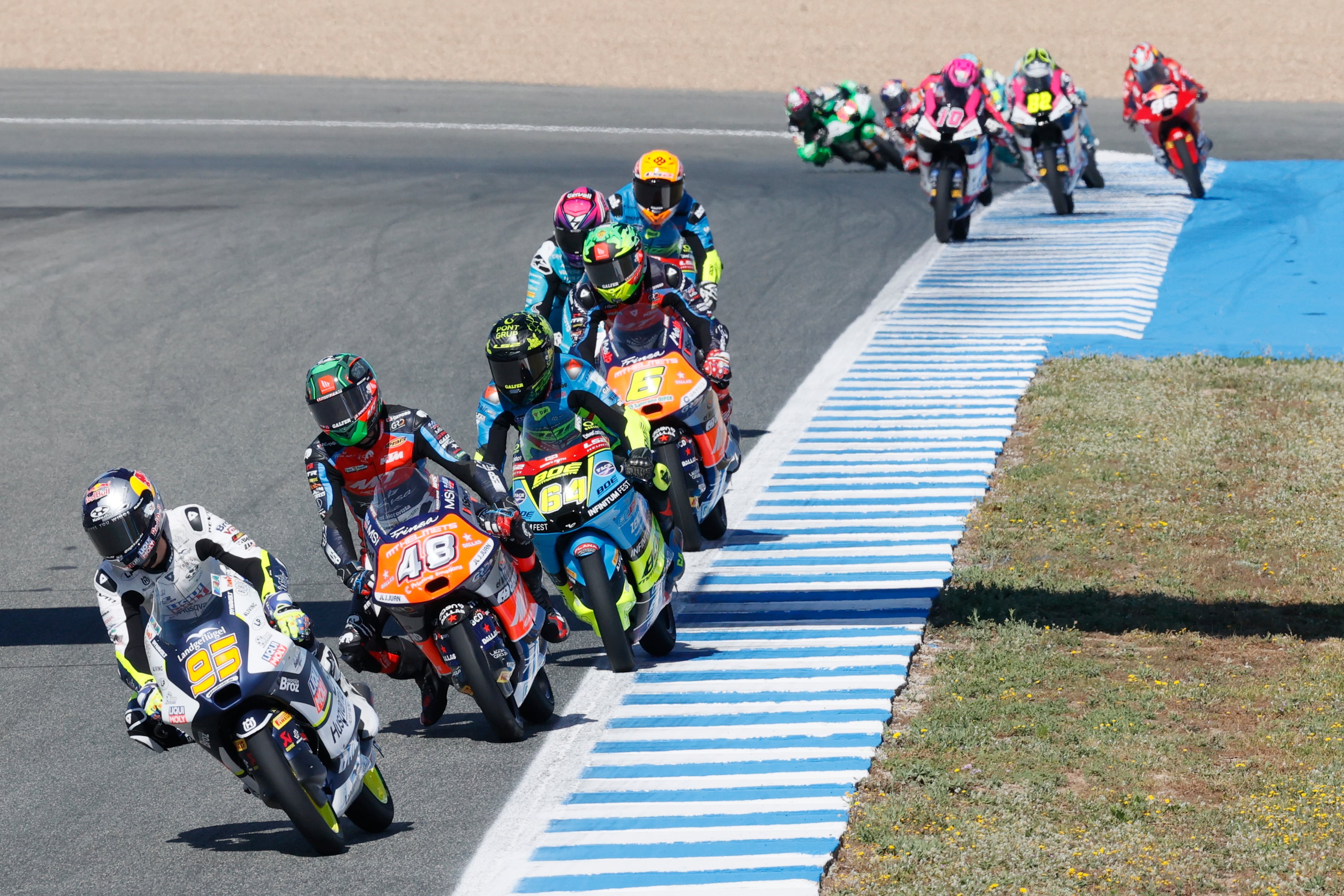 JEREZ DE LA FRONTERA (CÁDIZ), 28/04/2024.- El piloto holandés de Moto3 Collin Veijer (i), del equipo Liqui Moly Husqvarna Intact GP, durante el Gran Premio de España de Motociclismo de 2024 disputado este domingo en el Circuito de Jerez - Ángel Nieto (Cádiz). EFE/José Manuel Vidal
