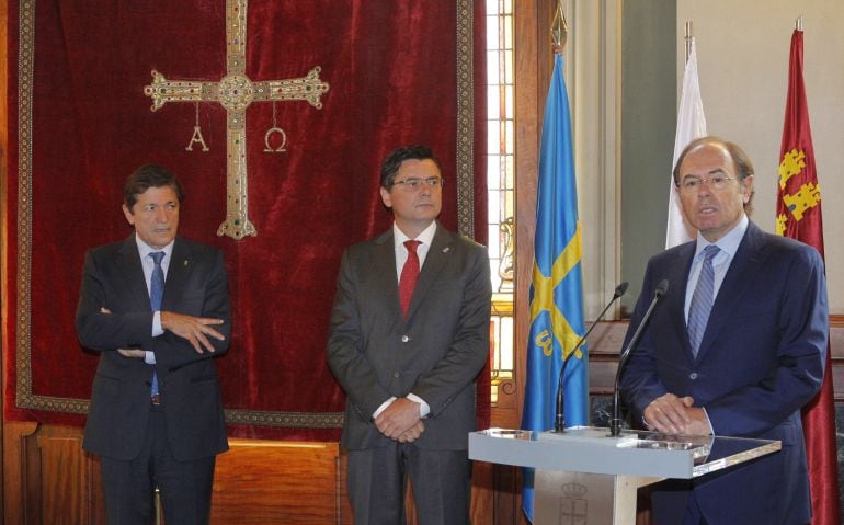 El presidente del Senado, Pío García Escudero, acompañado por el presidente del Principado, Javier Fernandez  y el presidente de la junta general del Principado, Pedro Sanjurjo, durante la apertura de la Conferencia de Presidentes de Parlamentos Autonómic