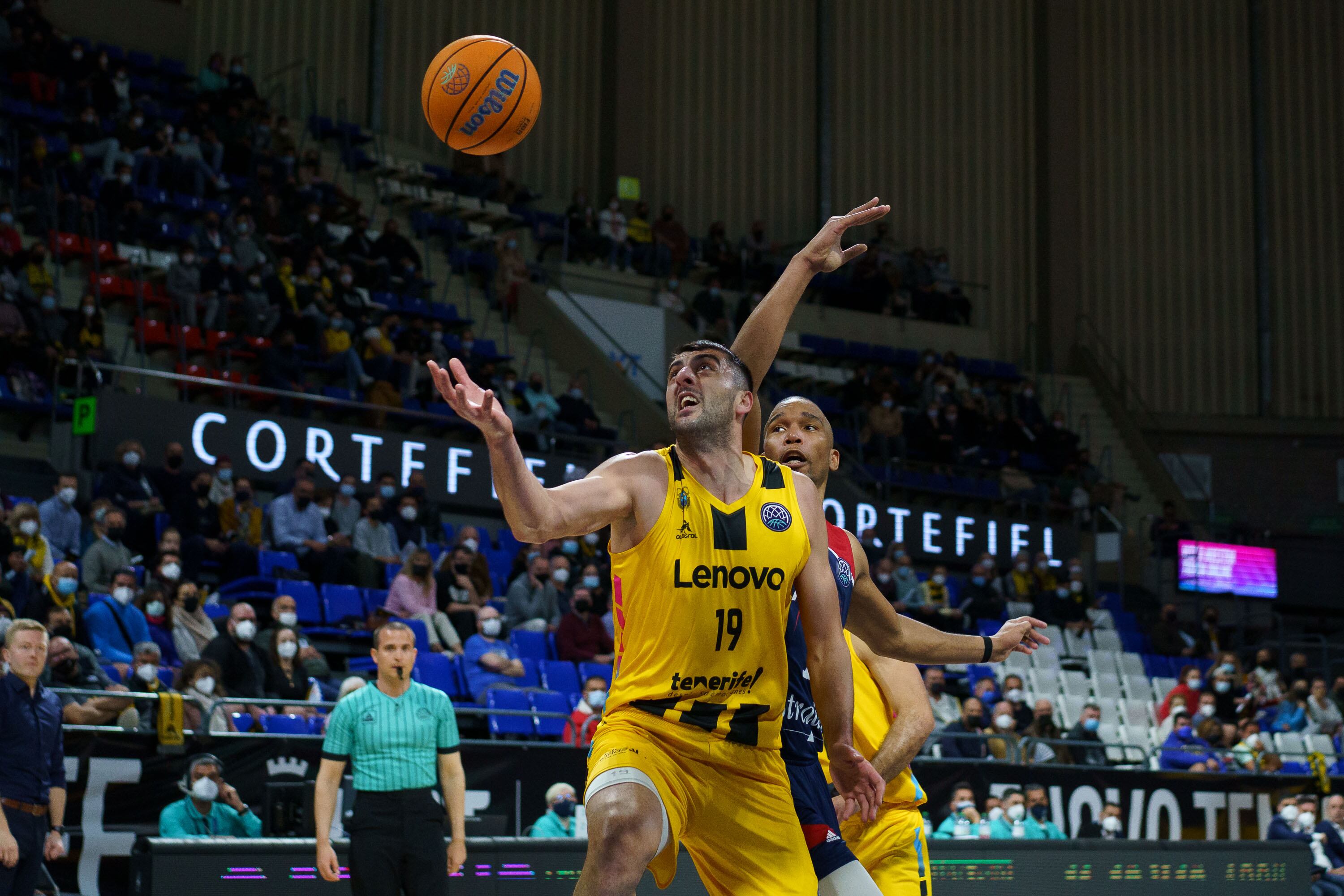 GRAF5431. SANTA CRUZ DE TENERIFE, 23/03/2022.- El pívot georgiano del Lenovo Tenerife Giorgi Shermadini (c) recibe el balón durante el partido de la Liga de Campeones de Baloncesto disputado este miércoles entre el Lenovo Tenerife y el SIG Strasbourg en el pabellón Santiago Martín de La Laguna (Tenerife). EFE/Ramón de la Rocha