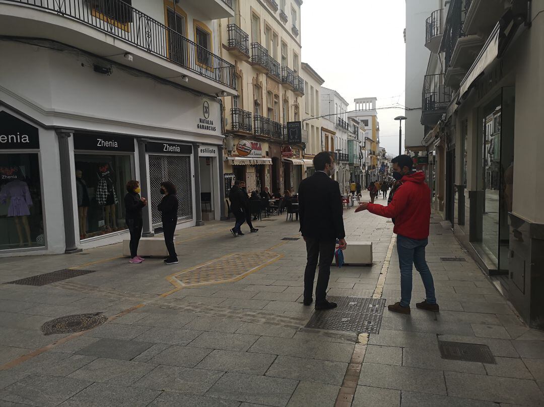 Varios ciudadanos conversan en la carrera Espinel 