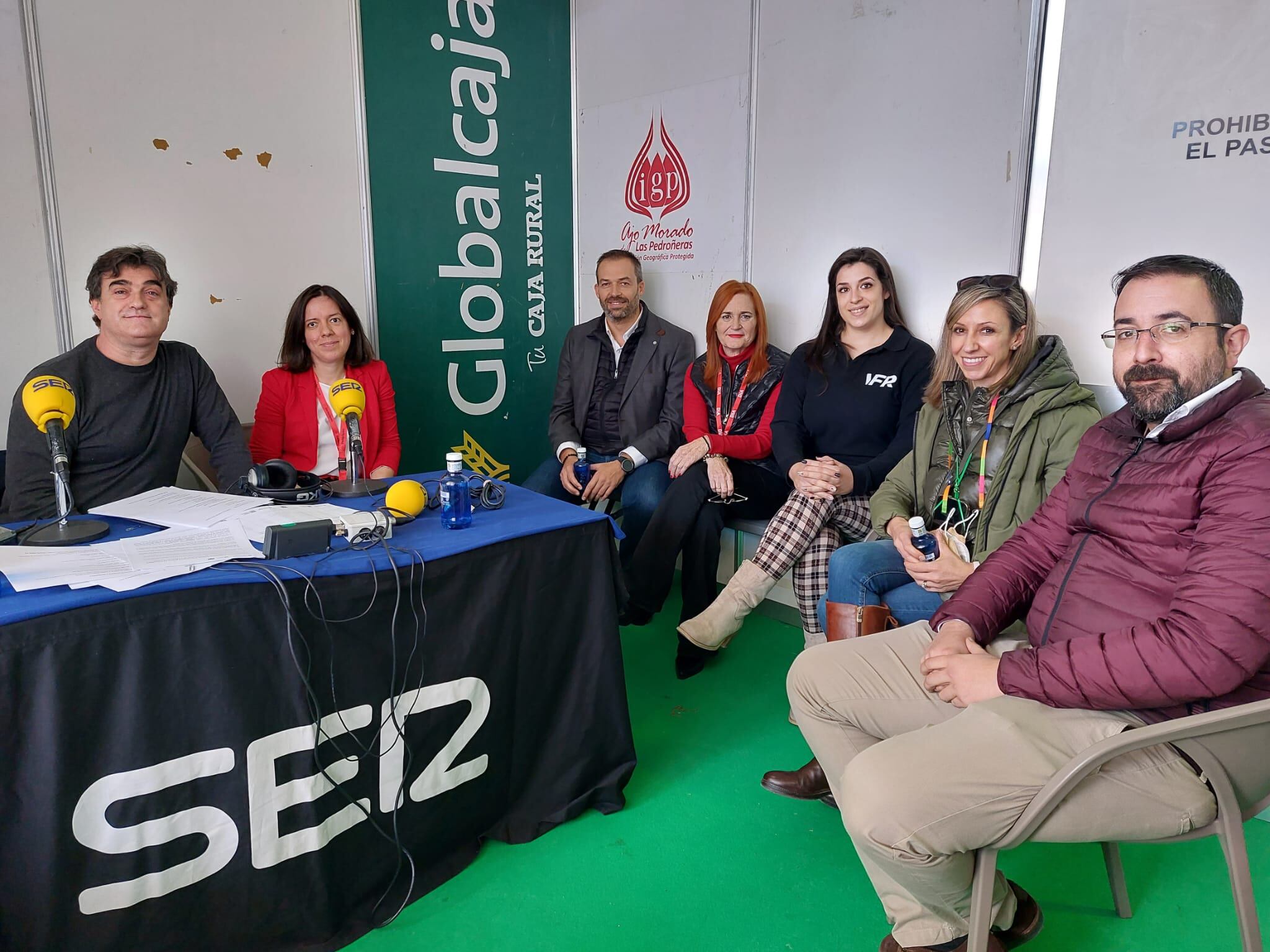 Entrevistas con representantes de las empresas presentes en la feria El Empleo + Cerca de Cruz Roja.