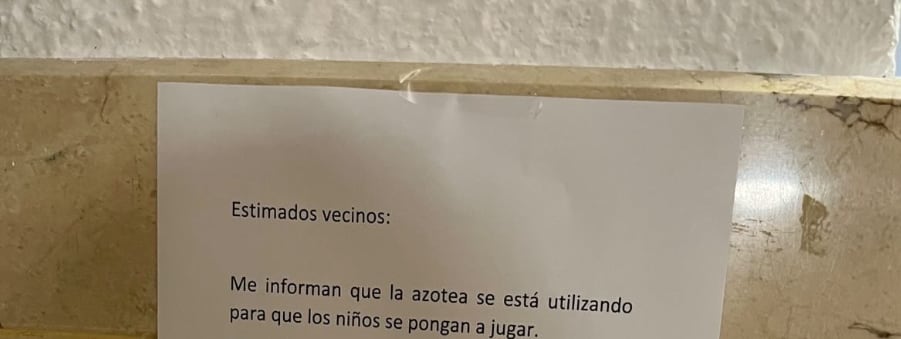 El cartel que apareció en una comunidad de vecinos y compartió @LiosdeVecinos