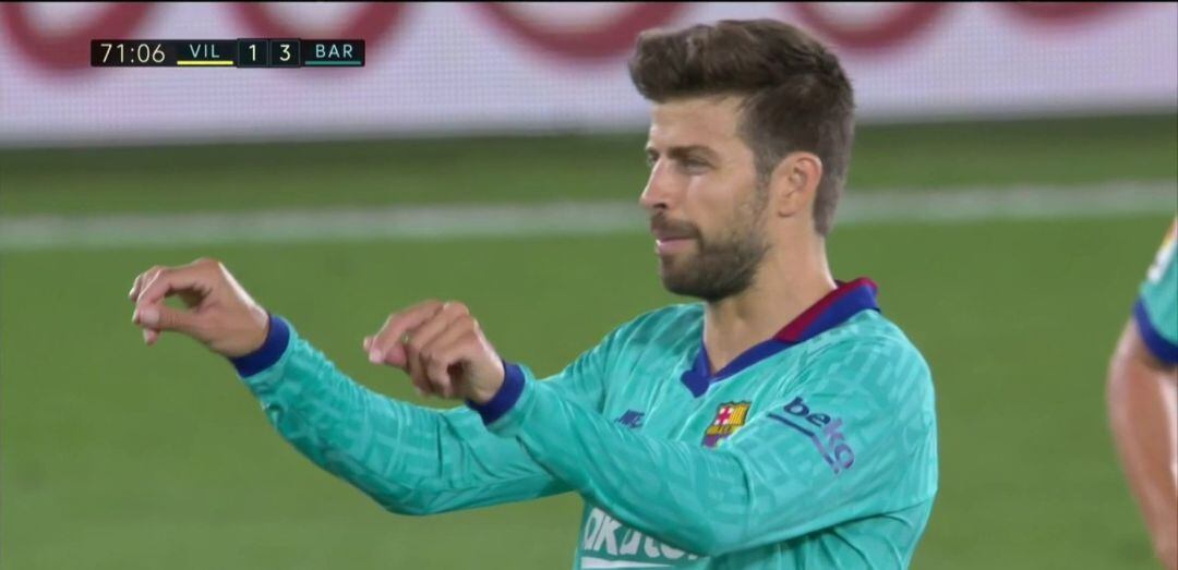 Gerard Piqué, durante la decisión del VAR en La Cerámica