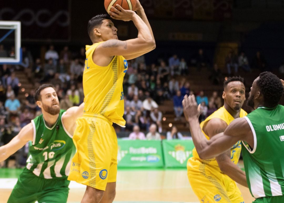 El Club Ourense Balonecsto cae con honores en un partido digno de otra categoría.