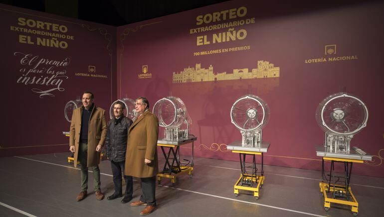 El teniente de alcalde de Turismo, Héctor Palencia, asiste a la descarga e instalación de los bombos que se utilizarán en el Sorteo Extraordinario de El Niño de Lotería Nacional