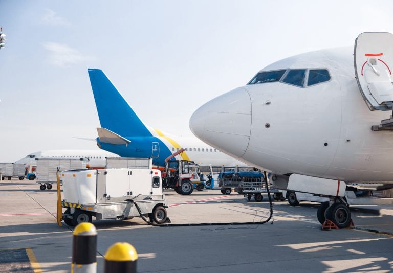 Avión recargando combustible