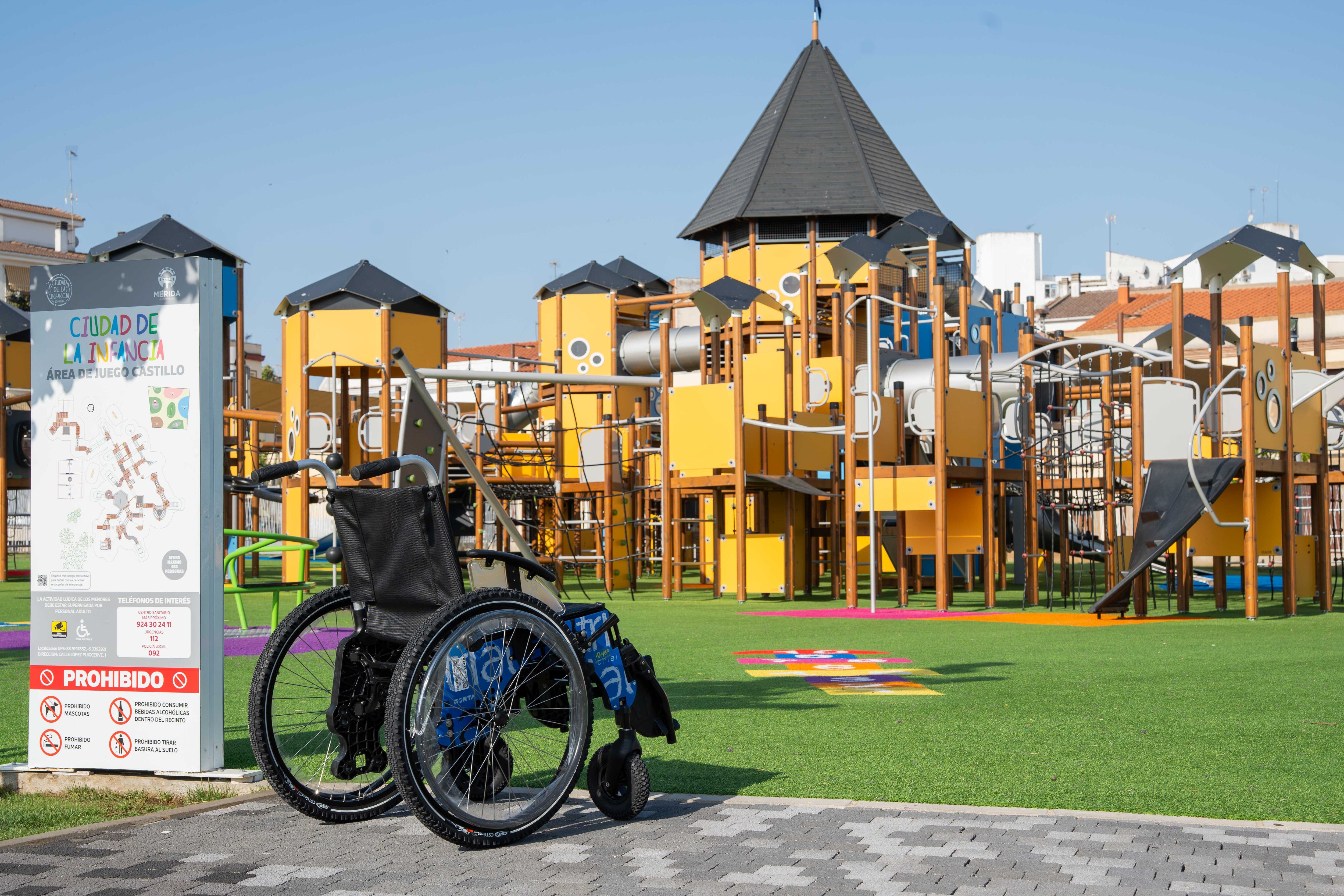 Acceso con silla de ruedas a la Ciudad de la Infancia de Mérida