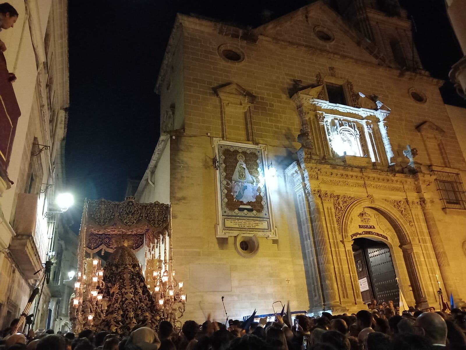 El palio de la Estrella, a su paso por el Carmen