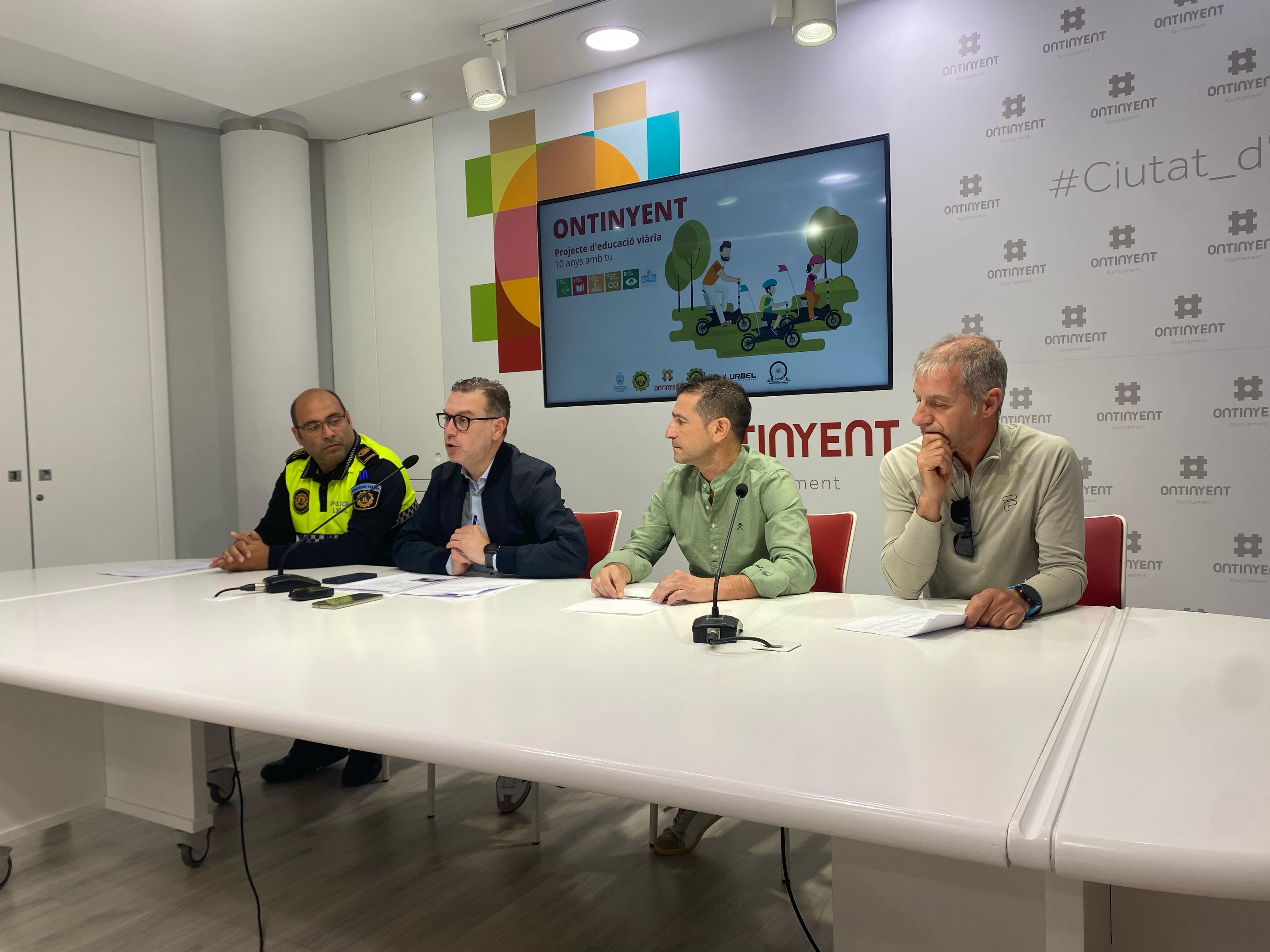 El concejal Juan Pablo Úbeda, junto a representantes de la Policía Local, Lurbel y Radical Bike, durante la presentación del programa “10 años contigo” de educación vial en Ontinyent