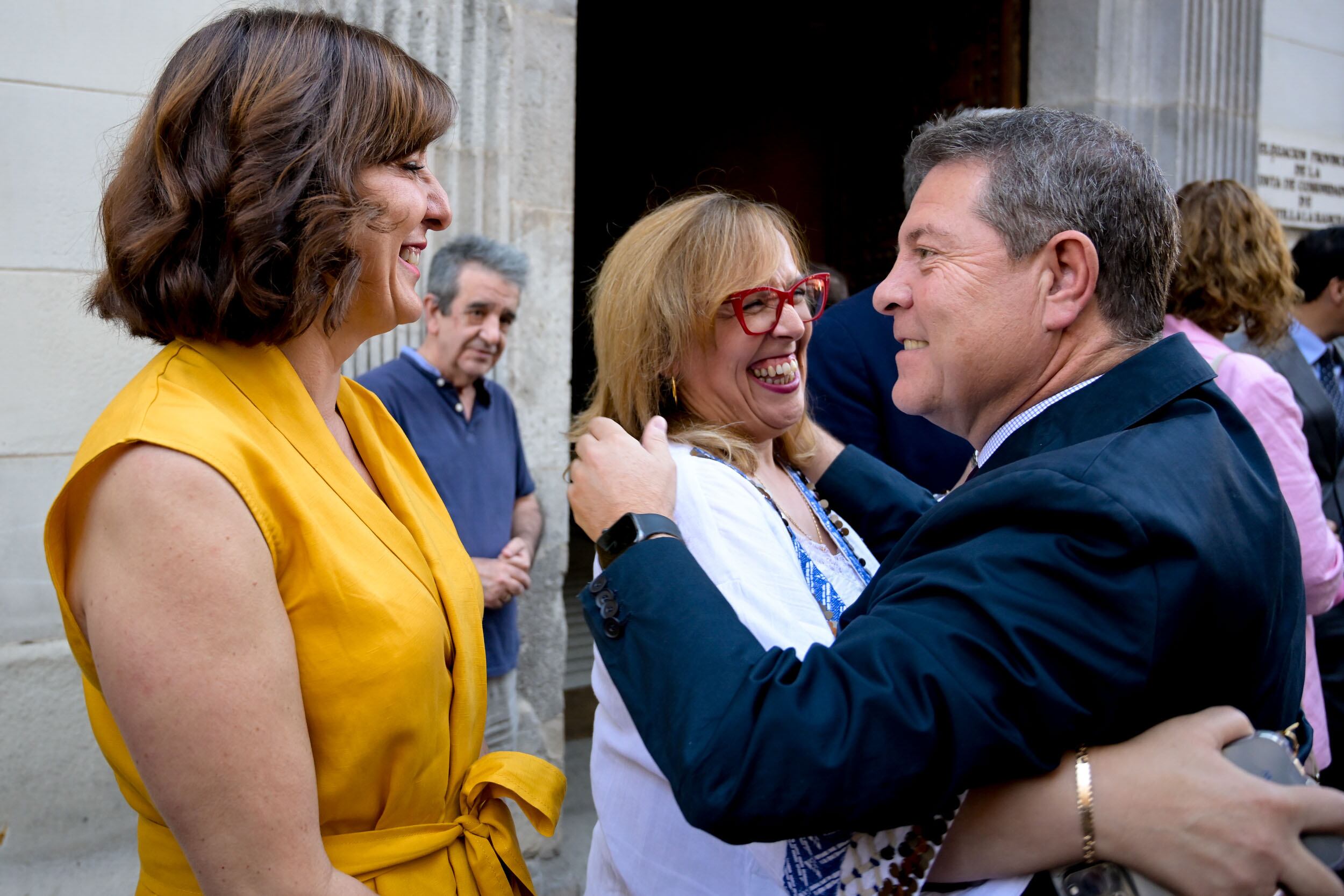 CIUDAD REAL, 13/07/2023.- El presidente de Castilla-La Mancha, Emiliano García-Page, asiste a la toma de posesión de la delegada de la Junta en la provincia Ciudad Real, Blanca Fernández (i), junto a la delegada saliente, Carmen Teresa Olmedo (c), este jueves en la sede de la Delegación provincial. EFE/Jesús Monroy
