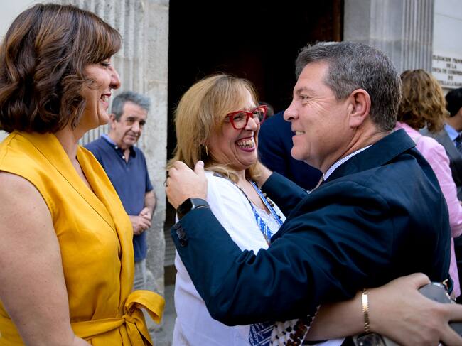 CIUDAD REAL, 13/07/2023.- El presidente de Castilla-La Mancha, Emiliano García-Page, asiste a la toma de posesión de la delegada de la Junta en la provincia Ciudad Real, Blanca Fernández (i), junto a la delegada saliente, Carmen Teresa Olmedo (c), este jueves en la sede de la Delegación provincial. EFE/Jesús Monroy
