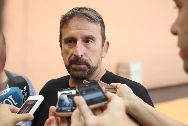 El entrenador del Unicaja, Joan Plaza, atendiendo a los medios en el entrenamiento.