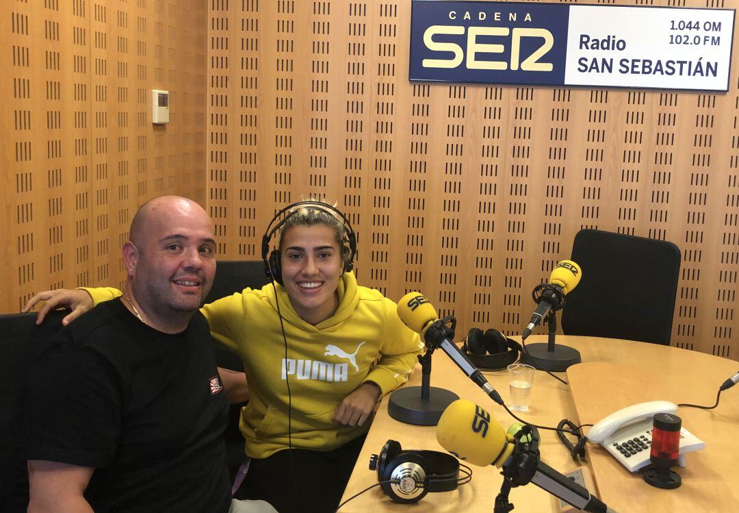 Nuestro colaborador de &#039;La banda de Zubieta&#039;, Luismi Gómez, con Carla Bautista en los estudios de la SER