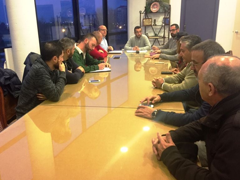 Juan Franco, alcalde de La Línea, junto a los sindicatos en una reunión reciente entre ambas partes.
