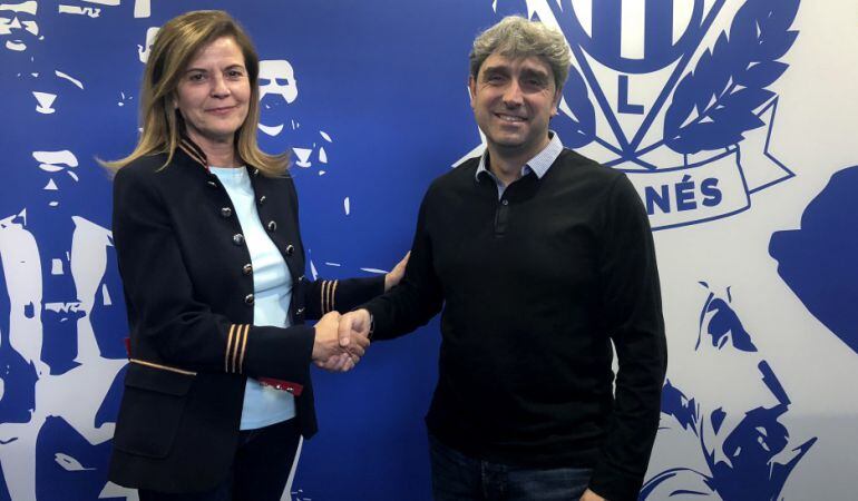 La presidenta Victoria Pavón y el secretario técnico Txema Indias posan tras anunciar el acuerdo de renovación.