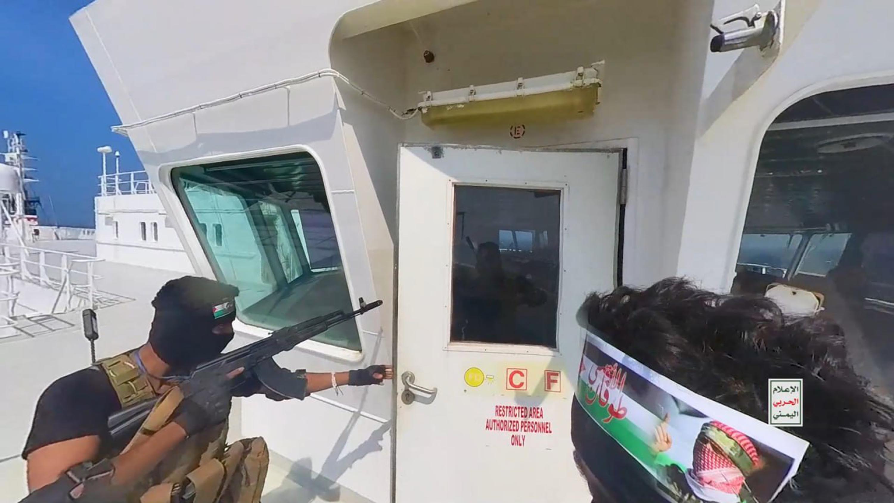 Imagen de un vídeo emitido por los hutíes yemeníes al abordar un barco comercial en el Mar Rojo el pasado mes de noviembre