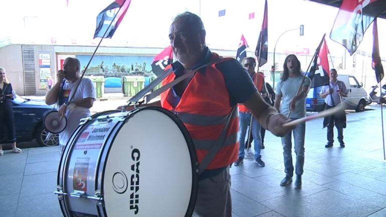 Consideran que el despido de las camareras de piso fue improcedente y piden que se les readmita.