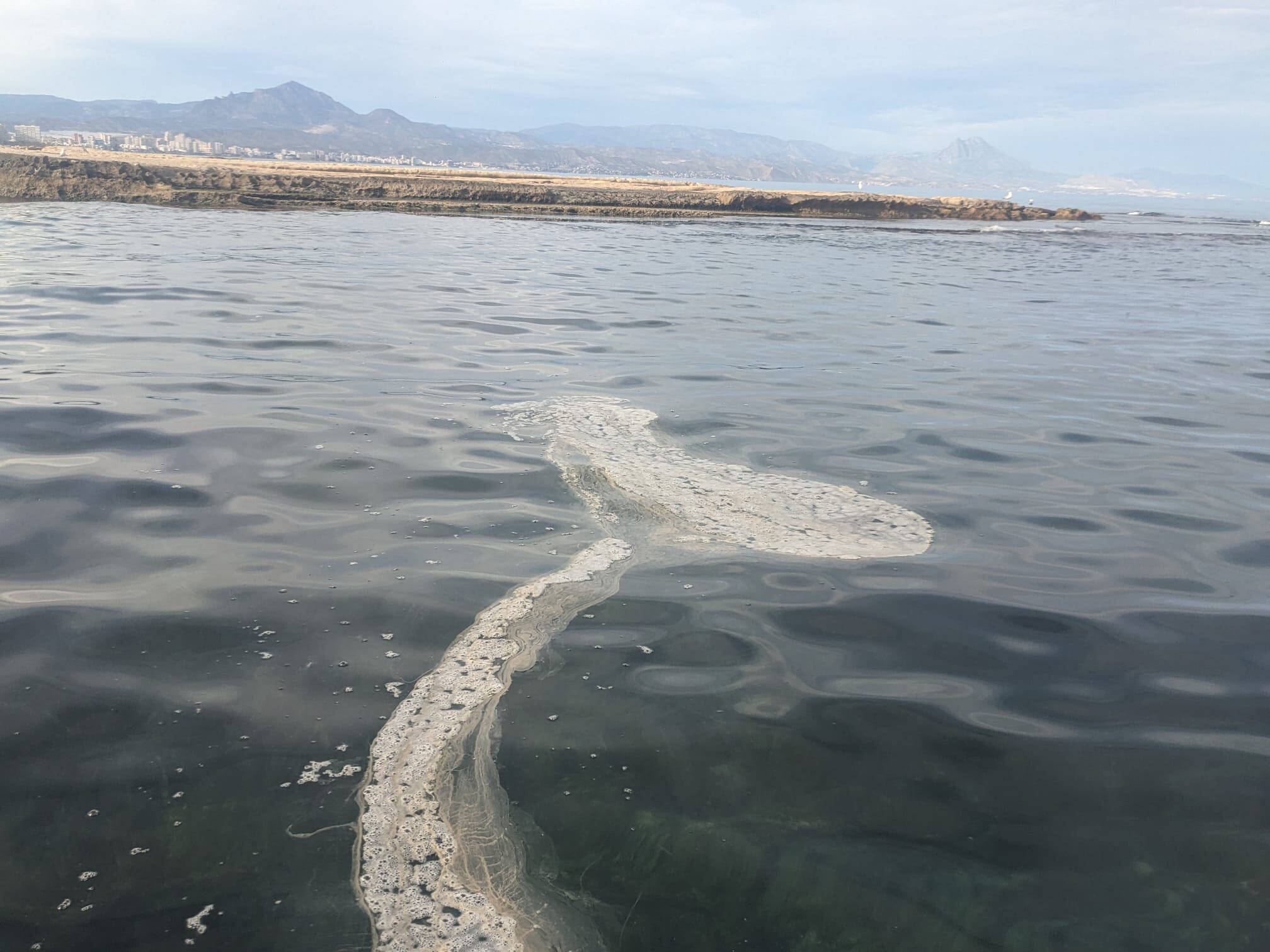 Estela de suciedad por el vertido de aguas sucias en el Cabo Huerta de Alicante