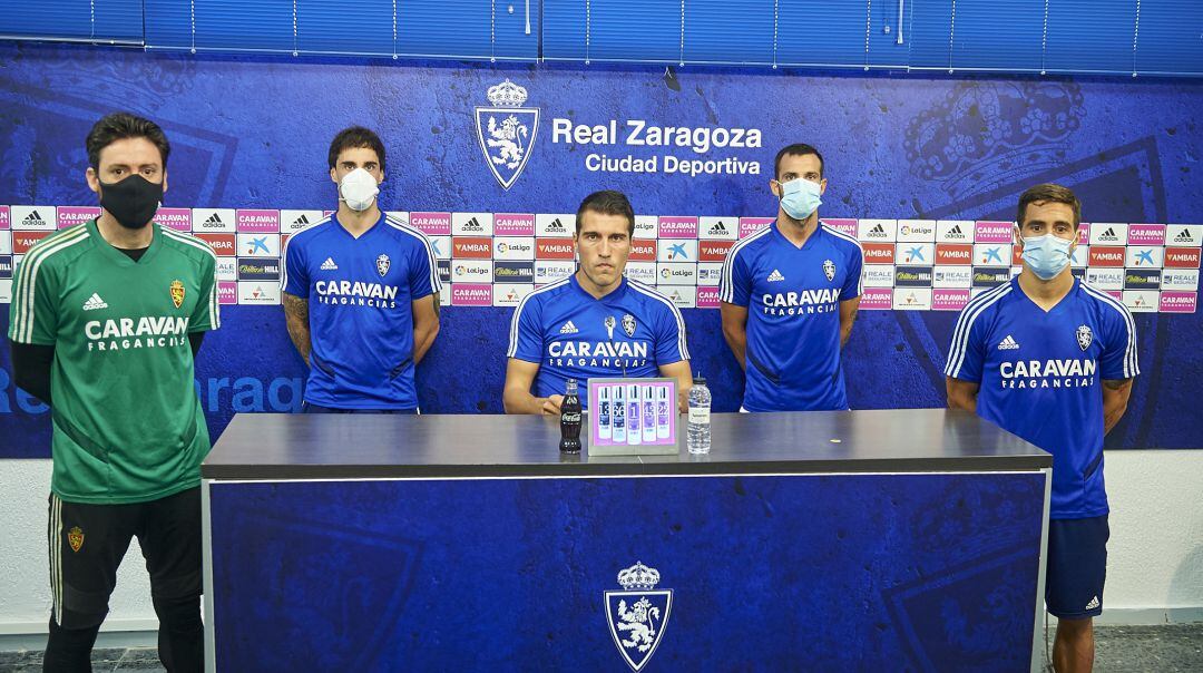 Los capitanes del Real Zaragoza minutos antes de leer el comunicado