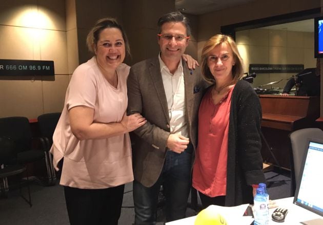 Krysztof Charamsa junto a Mayka Navarro y Gemma Nierga en los estudios de Radio Barcelona