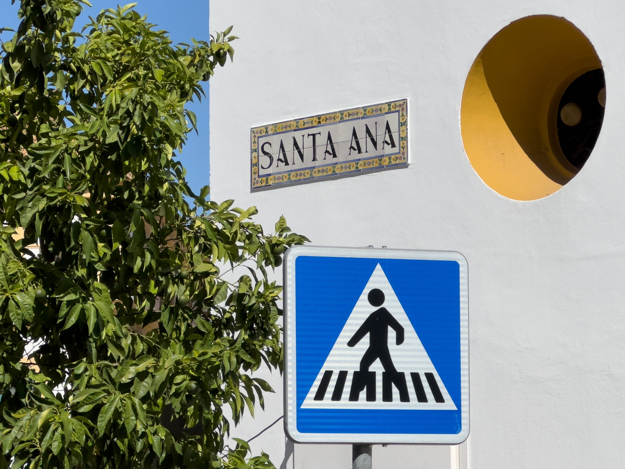 Rotulo de la calle Santa Ana en la localidad de Dos Hermanas