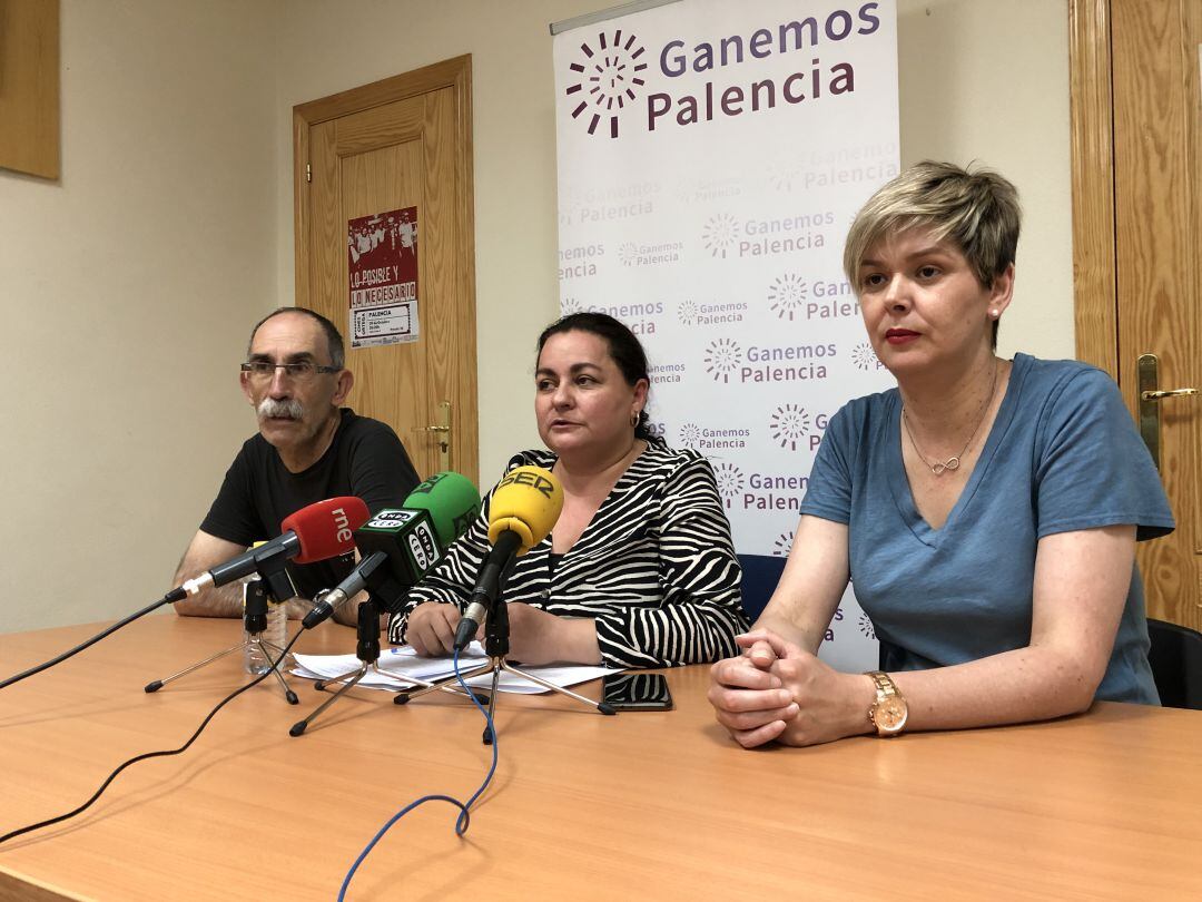 De izqda a dcha: Eugenio Benito, Sonia Ordoñez e Isabel Nieto, representantes de Ganemos Palencia