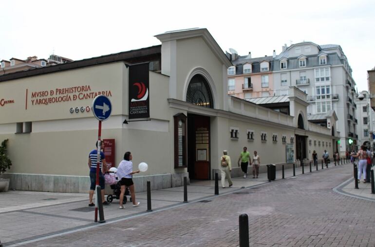 Exterior del Museo de Prehistoria en el Mercado del Este en Santander.