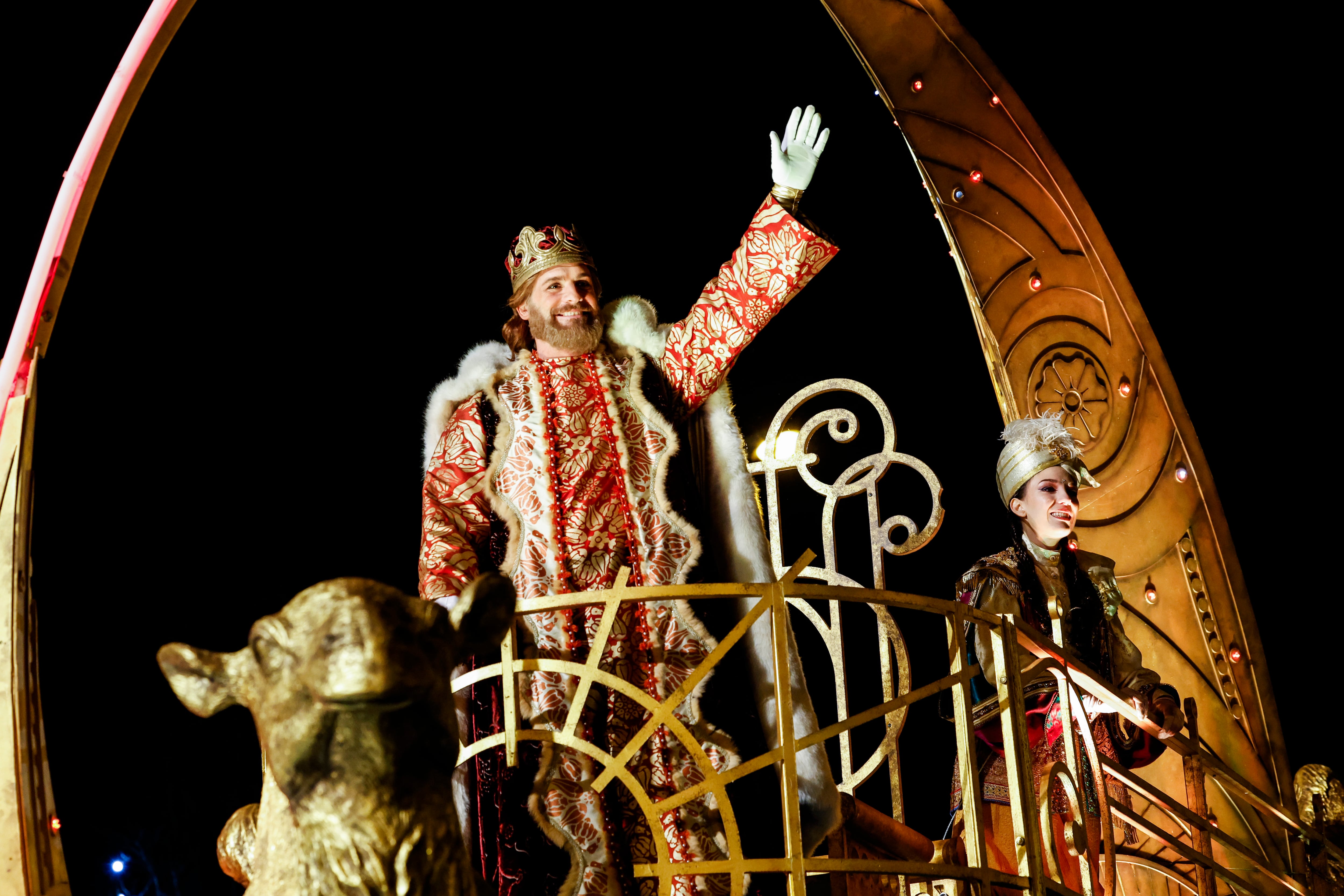 El rey Gaspar saluda a los niños desde su carroza durante la Cabalgata de los Reyes Magos en Madrid