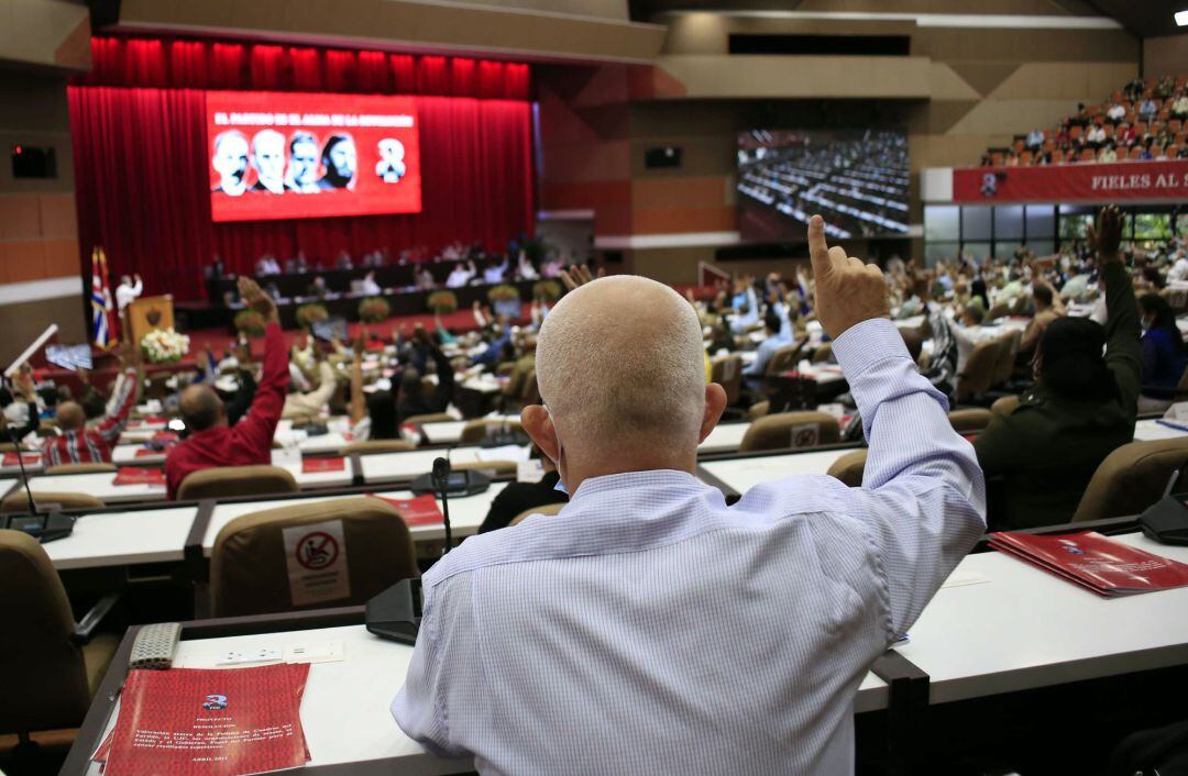 Asistentes al VIII Congreso del Partido Comunista de Cuba aprueban el informe central durante el congreso hoy en La Habana (Cuba).