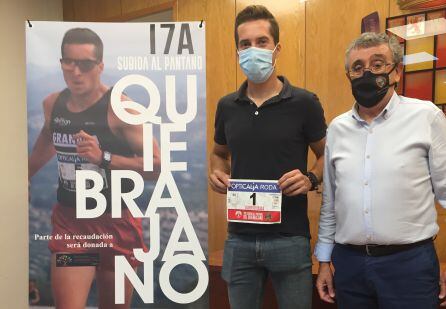 De izqda a dcha, el atleta Alberto Casas, y el presidente del Club de Atletismo Quiebrajano, Felipe Cano.