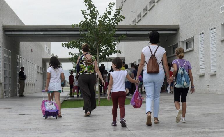 Niños a su llegada al colegio