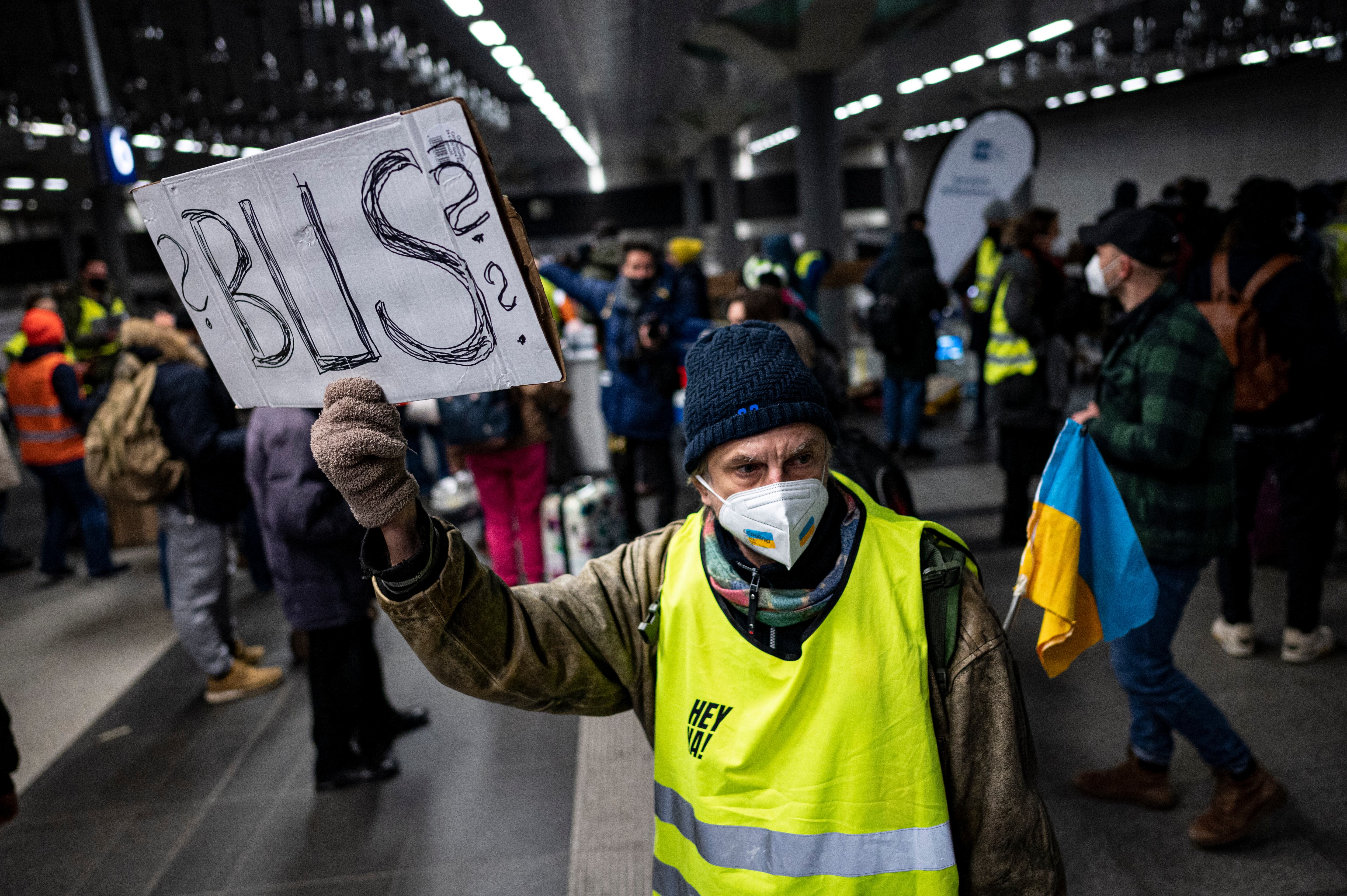 Un voluntario espera a refugiados ucranianos en la Estación Central de Berlín.