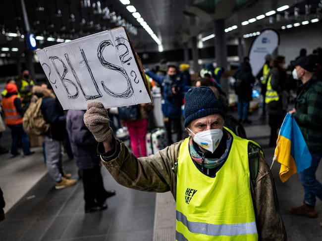 Un voluntario espera a refugiados ucranianos en la Estación Central de Berlín.