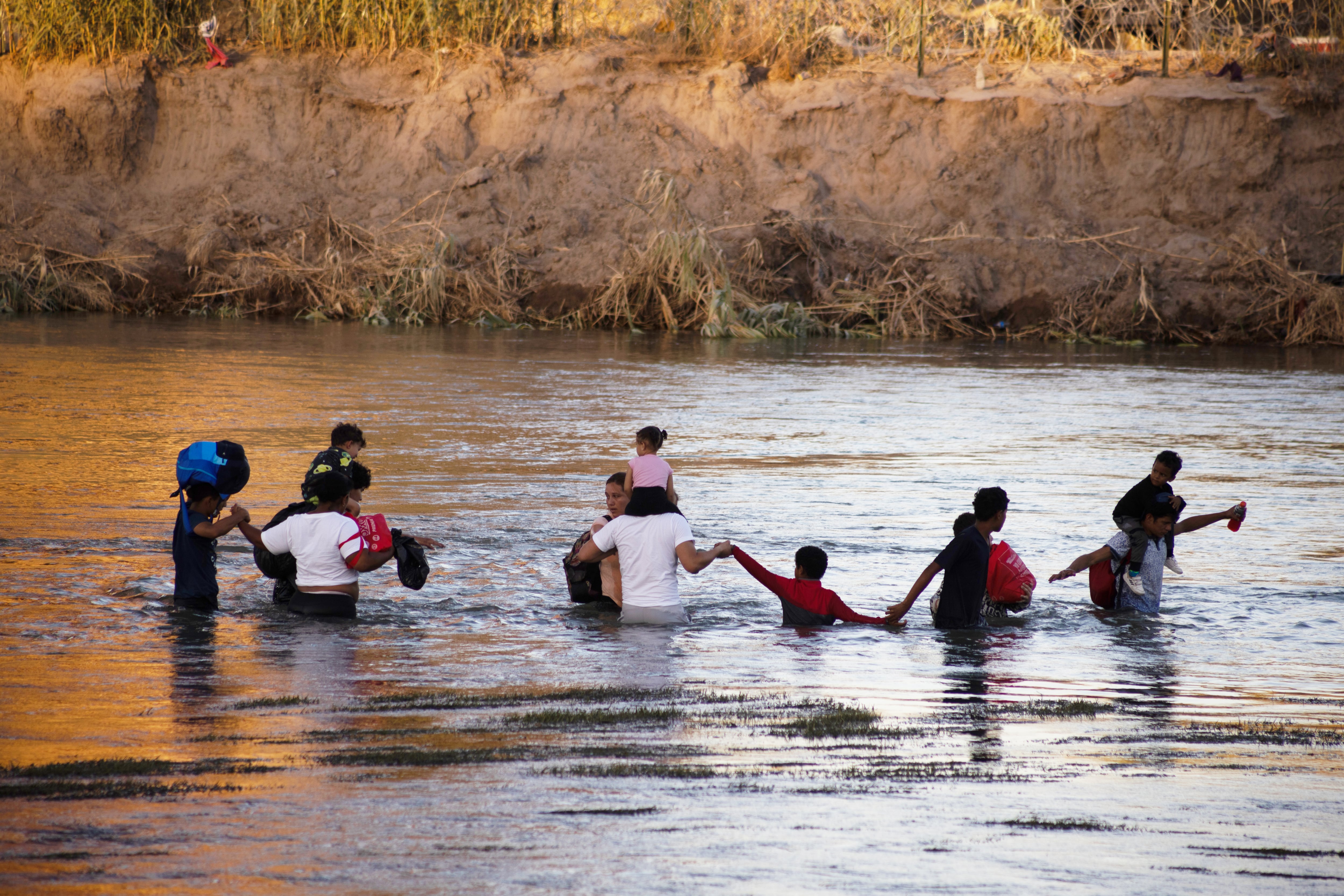 Un grupo de migrantes trata de cruzar la frontera entre Piedras Negras (México) y Eagle Pass (Estados Unidos) el pasado mes de agosto