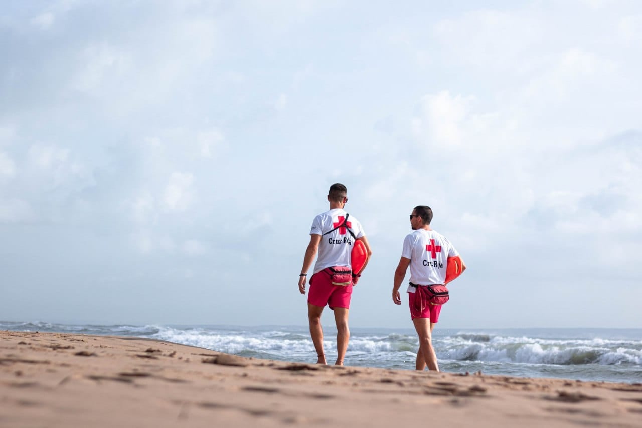 Socorristas de Cruz Roja en la playa