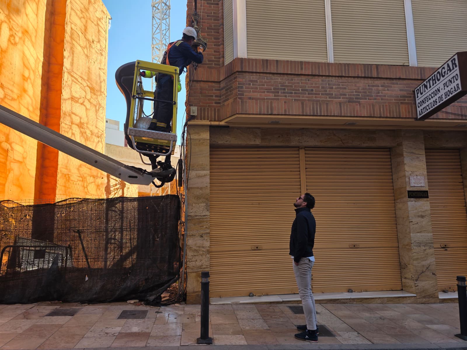 Antonio David Sánchez, edil de Servicios Industriales supervisa la nueva iluminación del casco histórico