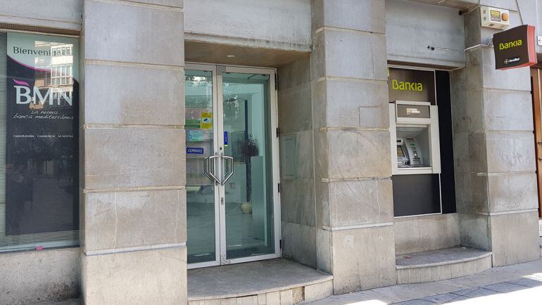 Oficina de Bankia en la Plaza de Isabel la Católica de Granada aún con logos de la antigua BMN e, incluso, en pequeño en la puerta de entrada, de CajaGRANADA