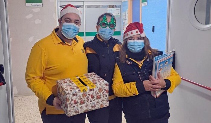 Equipo voluntario de la unidad de reparto de Correos en Algeciras recogiendo la carta a los Reyes Magos