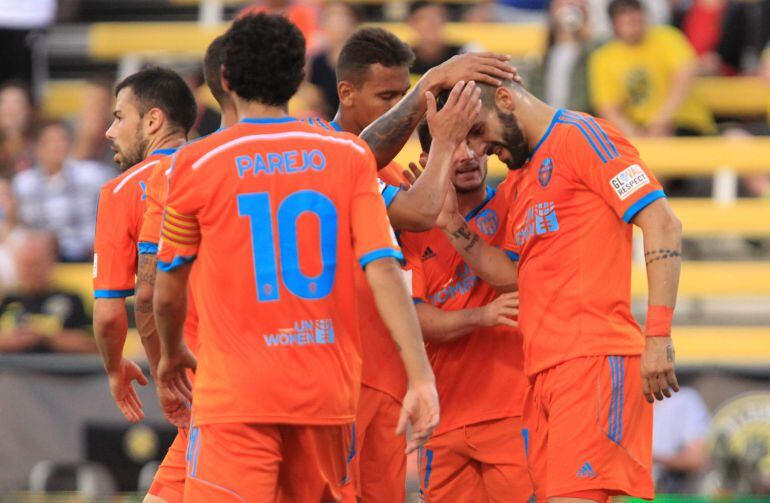 ML01. COLUMBUS (OH, EE.UU.), 27/05/2015.- Álvaro Negredo (d) del Valencia FC celebra su gol ante el Columbus Crew SC hoy, miércoles 27 de mayo de 2015, durante un partido de la LFP World Challenge en el estadio Mapfre de Columbus, Ohio (EE.UU.). EFE/Mark Lyons