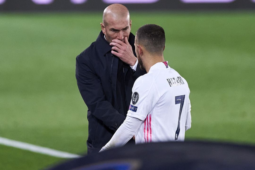 Zidane y Hazard hablan, durante el partido contra el Inter.