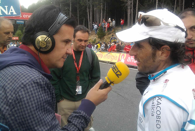 El corredor del Xacobeo Galicia ha charlado con el director de &#039;El Larguero&#039; al término de la undécima etapa de la Vuelta