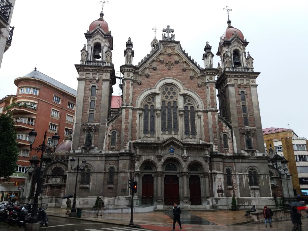 La Basílica de San Juan el Real, en la que la familia Franco Polo tiene un nicho vacío, aunque su párroco ve difícil que sirva de ubicación para los restos del dictador por una cuestión de espacio ya que solo podría albergar restos o cenizas.