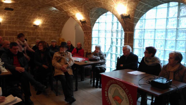 Miembros de la Asociación Zona Media por el Tren en la presentación del informe