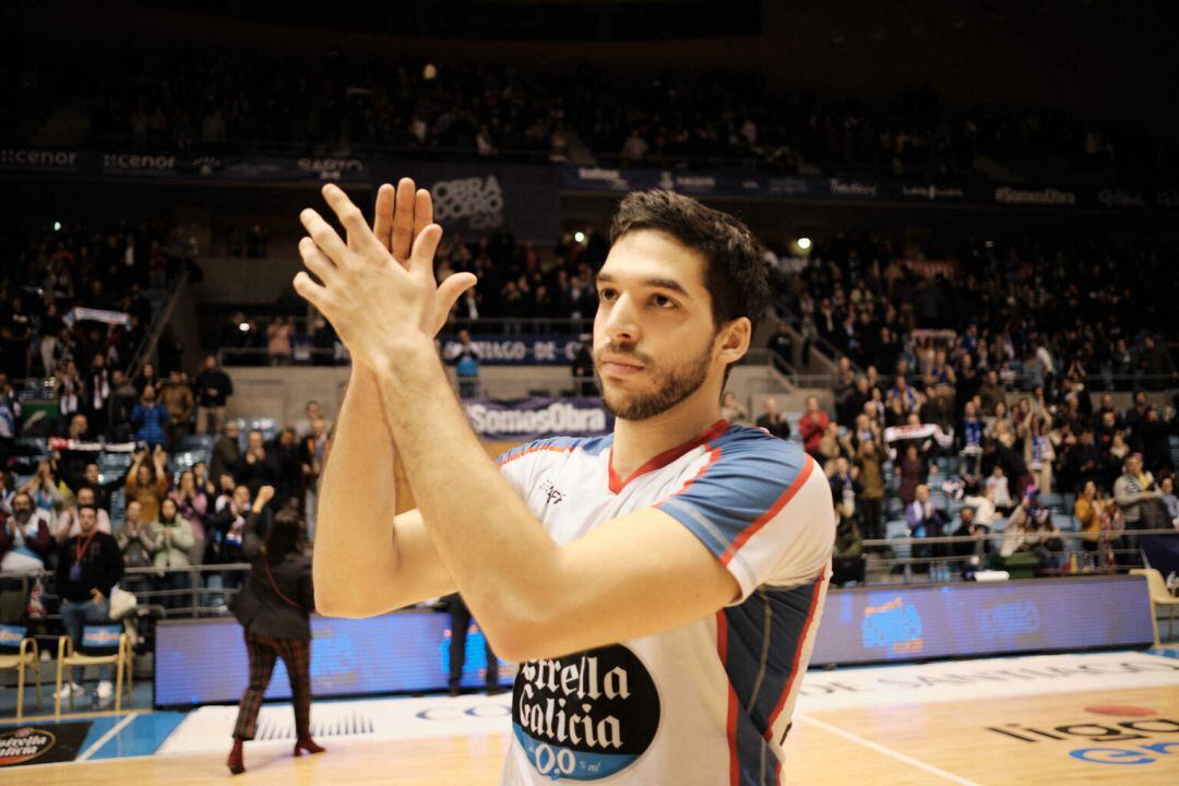 Pepe Pozas saluda a la afición al término de un partido la pasada temporada