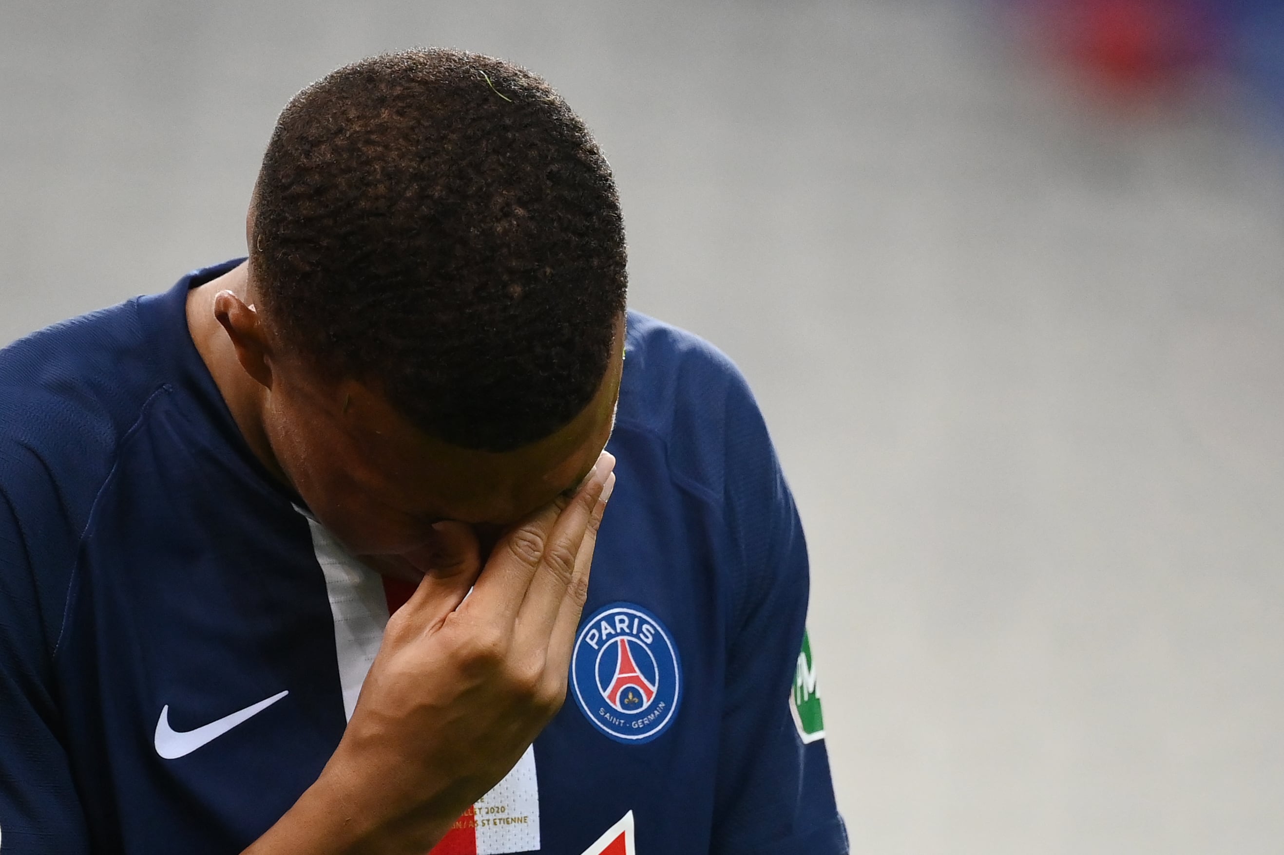 Mbappé rompe a llorar durante el PSG - Saint Ettiene por una lesión. (Photo by FRANCK FIFE / AFP) (Photo by FRANCK FIFE/AFP via Getty Images)