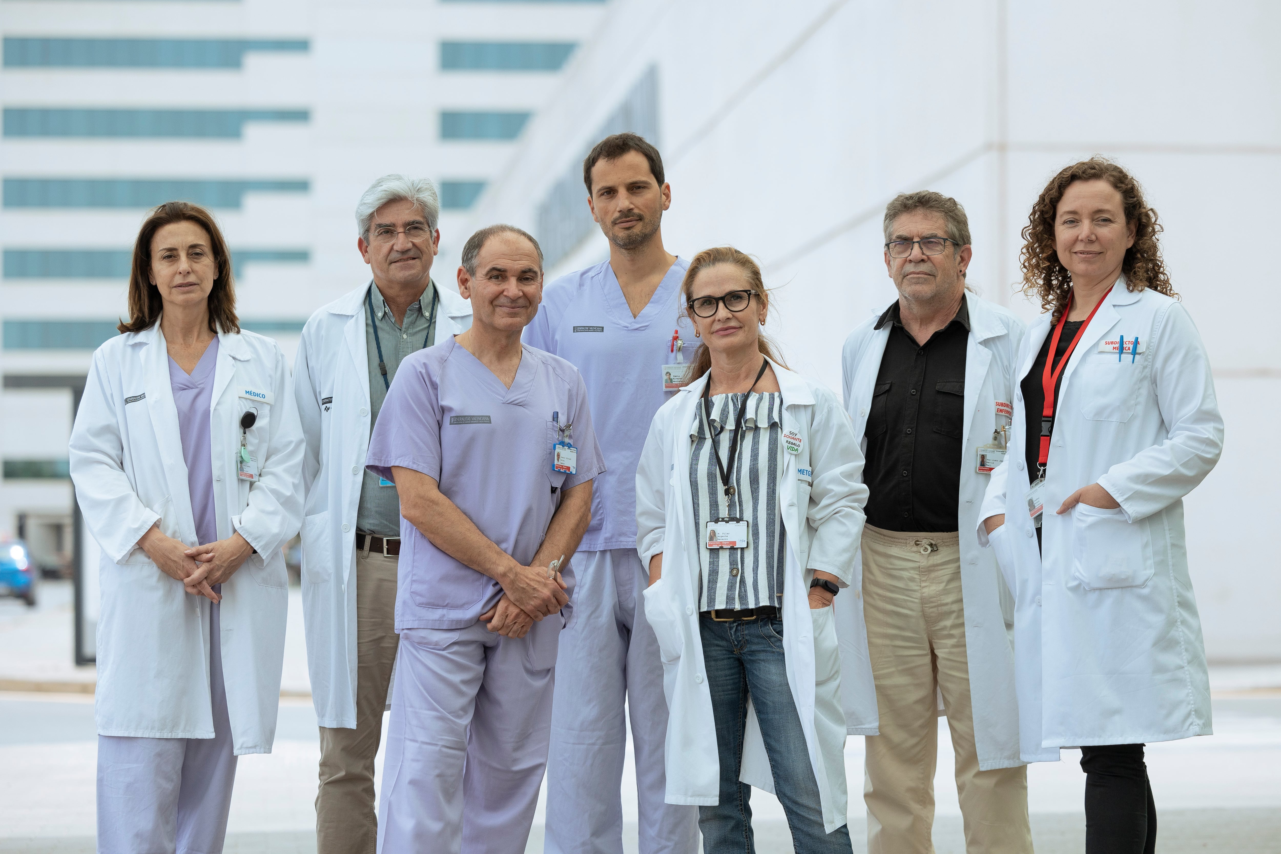 El doctor Gabriel Sales (3º i), jefe del servicio de Cirugía Torácica y Trasplante Pulmonar del Hospital La Fe de València junto a los integrantes del equipo que ha realizado con éxito un trasplante bipulmonar a un bebé con incompatibilidad de grupo sanguíneo