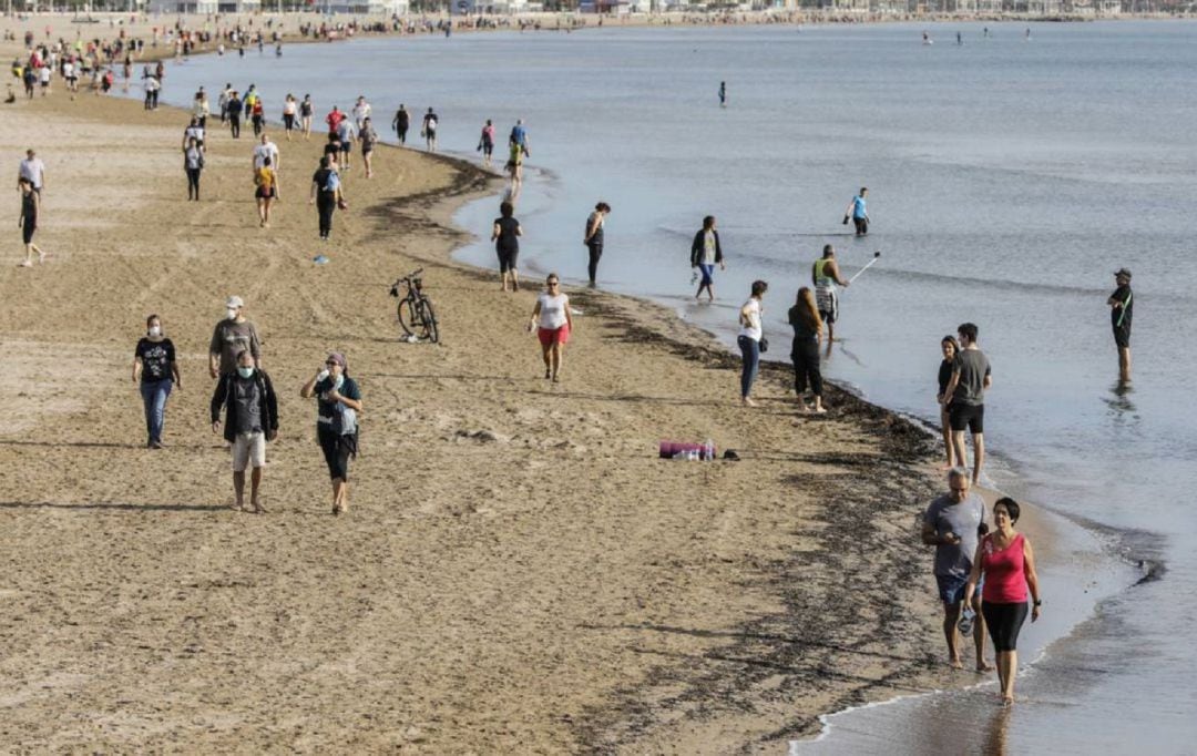 Los mil jóvenes contratados por la Generalitat, listos para informar sobre las medidas de seguridad en playas